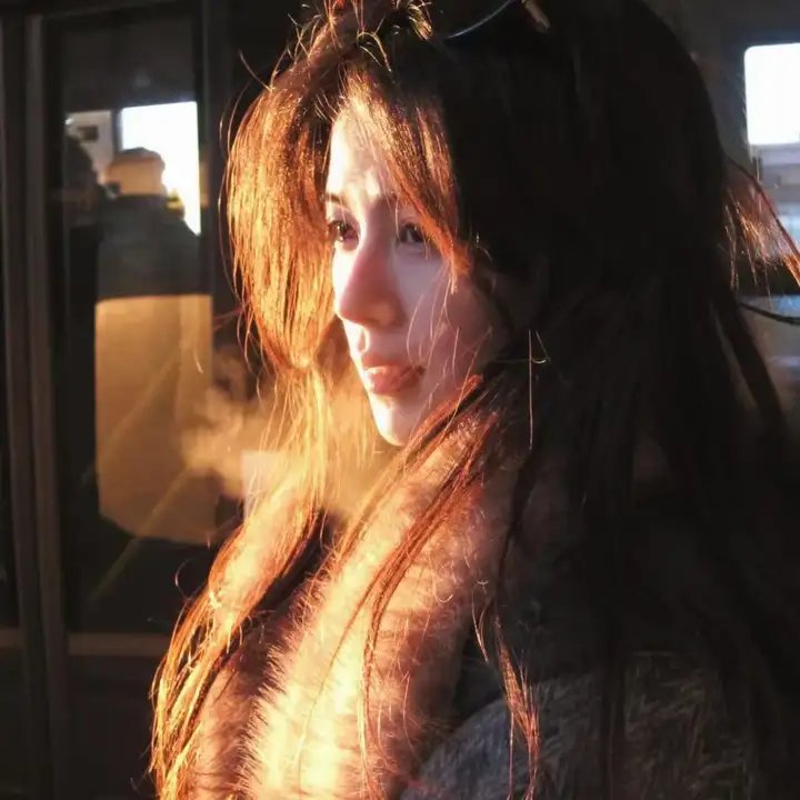 戴脚镣的女孩